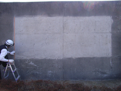 海沿いの工場壁（塗装前）