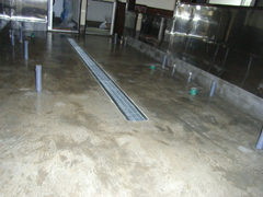 厨房のコンクリート床にクリスタルストーンとヒートレスグラスを塗装（油や塩分に強くなる）