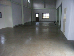 工場のコンクリート床 クリスタルストーン塗装後。防汚、防油、防炎効果あり。